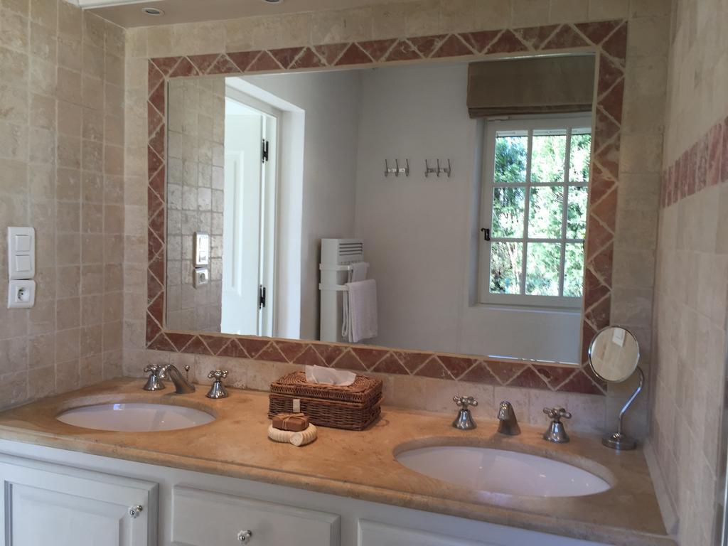 Le Mas Des Lauriers Bed & Breakfast Paradou Room photo